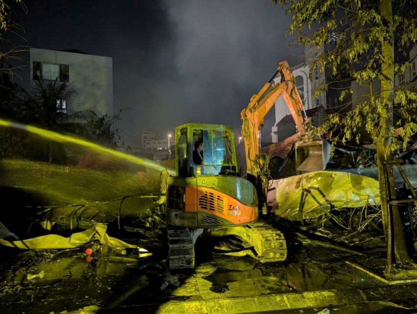 Xe máy xúc được huy động để phối hợp chữa cháy.