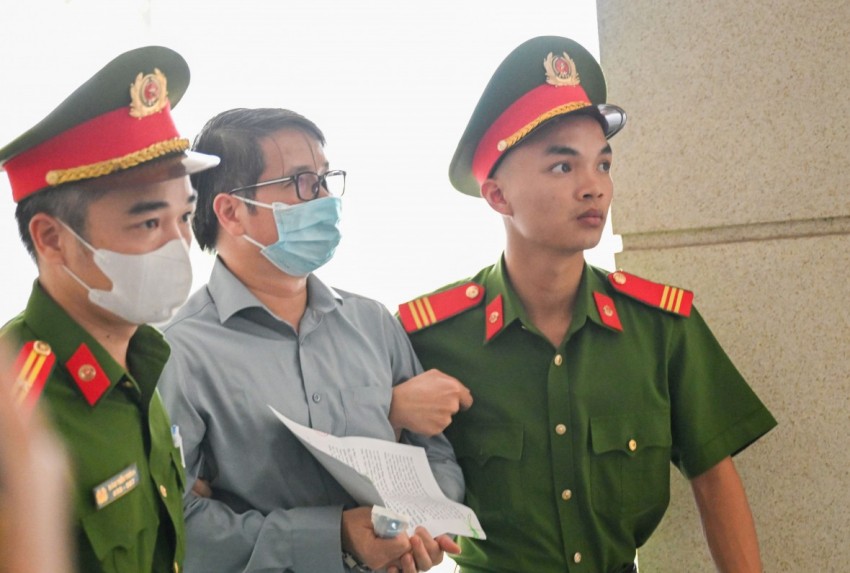 Bị cáo Phạm Thái Hà, cựu Phó Chủ nhiệm Văn phòng Quốc hội được áp giải tới tòa.