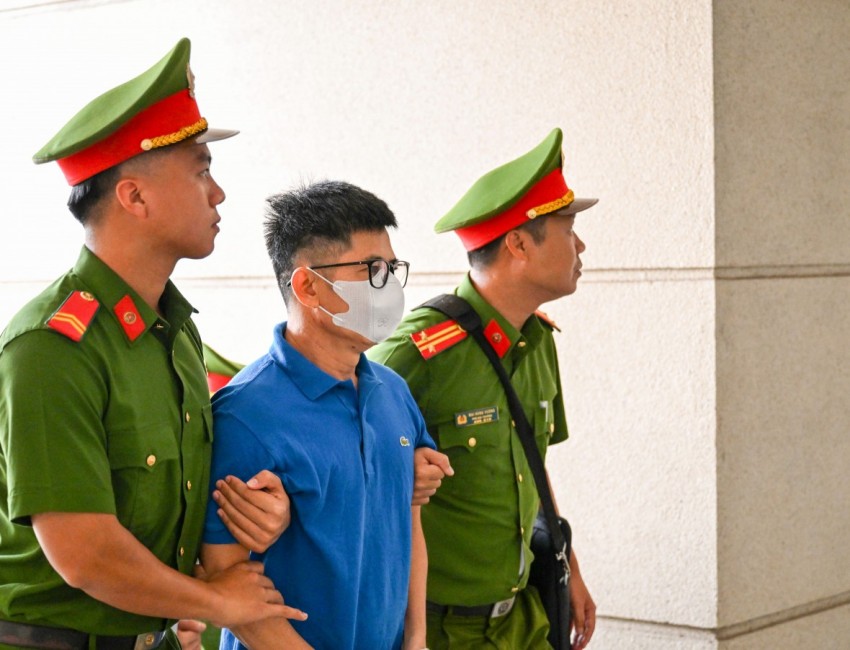 Nguyễn Duy Hưng, cựu Chủ tịch HĐQT Tập đoàn Thuận An bị dẫn giải lên phòng xử.