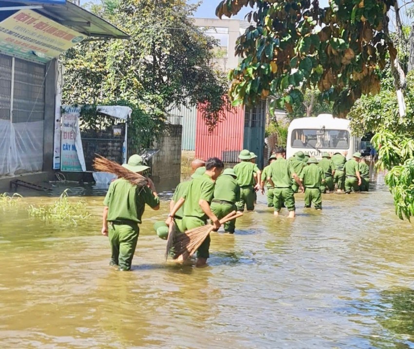 Hà Nội: Công an xã Xuân Mai ra quân giúp nhân dân khắc phục hậu quả mưa lũ