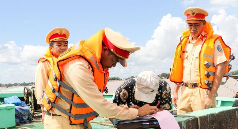 Quy định quy trình tuần tra, kiểm soát và xử lý vi phạm hành chính của Cảnh sát đường thủy