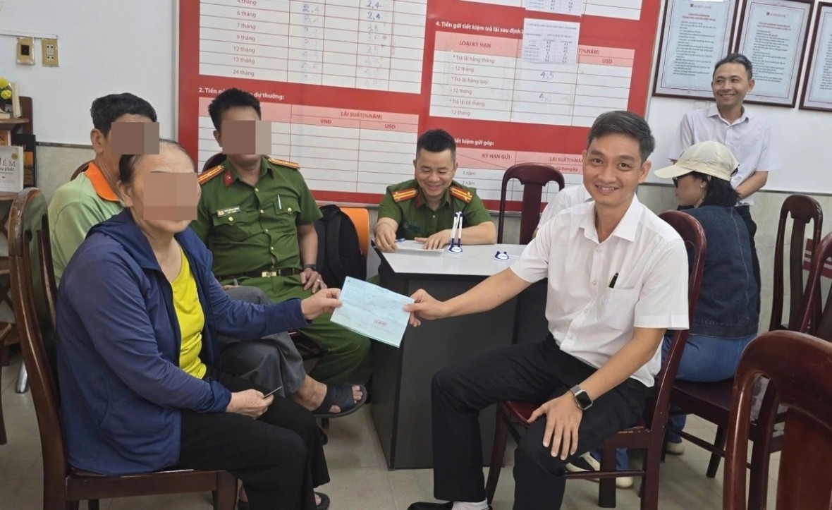 Công an phường Cẩm Lệ, TP. Đà Nẵng phối hợp với Ngân hàng Nông nghiệp và phát triển nông thôn, Chi nhánh Cẩm Lệ - Nam Đà Nẵng (địa chỉ 349 Cách mạng Tháng 8, TP. Đà Nẵng) kịp thời ngăn chặn một người dân đến chuyển tiền cho đối tượng giả danh Công an lừa đảo qua không gian mạng.