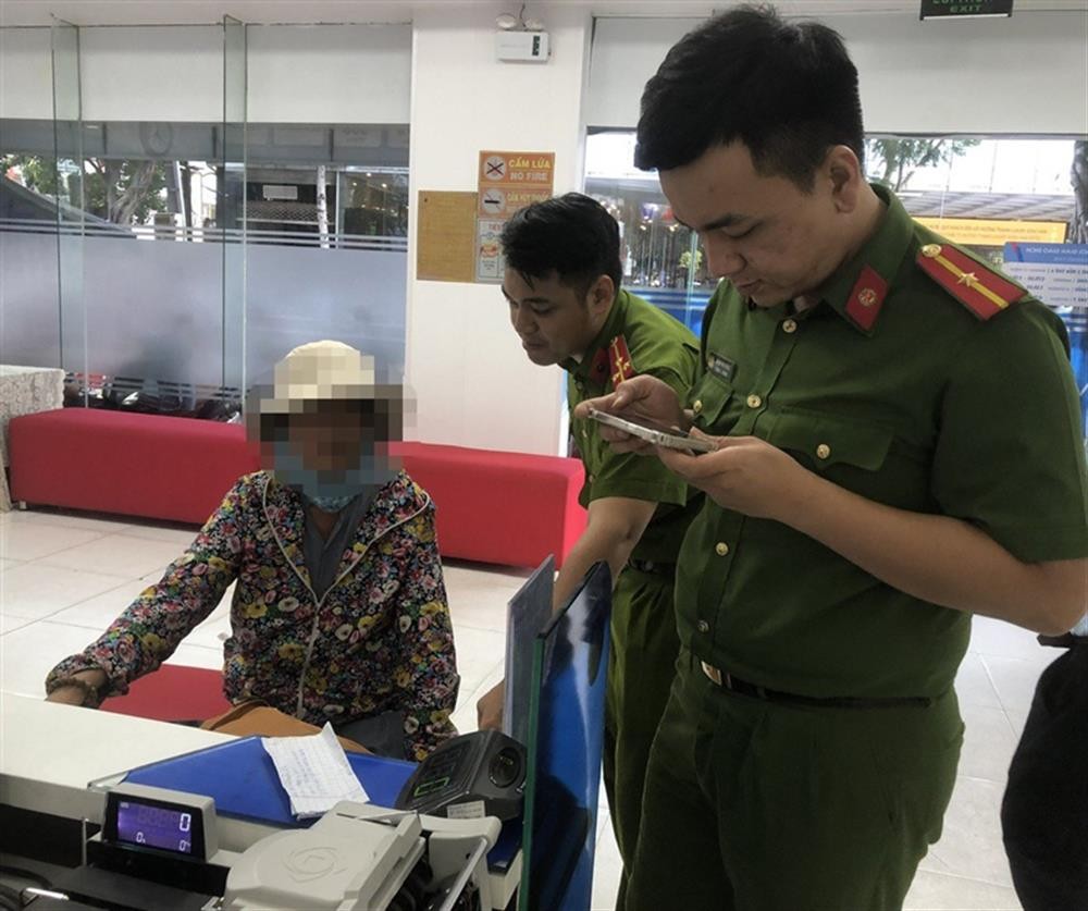 Công an phường Nam Dương, quận Hải Châu, TP Đà Nẵng (cũ) cũng đã phối hợp với Ngân hàng Việt Á (chi nhánh Đà Nẵng) phát hiện, ngăn chặn người phụ nữ chuyển số tiền 300 triệu đồng cho đối tượng giả danh Công an lừa đảo.