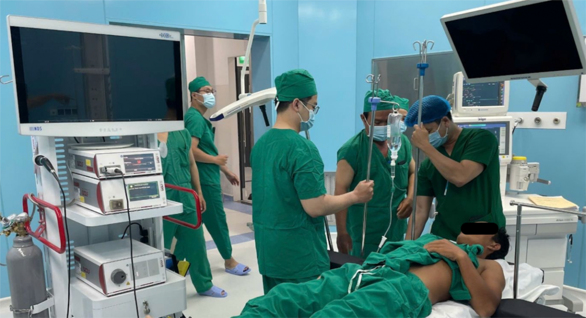 Ê-kíp bác sĩ phẫu thuật và gây mê của BV Bình Dân cùng các y, bác sĩ của Trung tâm y tế Quân dân Y Côn đảo chuẩn bị cho ca phẫu thuật nội soi đầu tiên tại Côn đảo (ngày 6/9/2025)