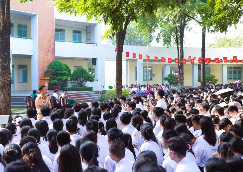 Lực lượng CSGT Công an tỉnh Đồng Nai tăng cường tuyên truyền, phổ biến giáo dục pháp luật tại các trường học trên địa bàn.