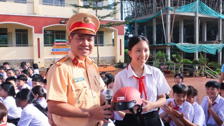 Lực lượng CSGT đã tuyên truyền hướng dẫn kỹ năng tham gia giao thông an toàn, cách sử dụng xe đạp điện, đội mũ bảo hiểm đúng chuẩn.