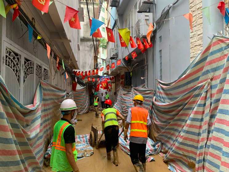 Chính quyền và chủ đầu tư đã huy động nhân lực, phương tiện khắc phục, ngăn dòng bùn lan rộng, đảm bảo an toàn sinh hoạt của người dân tại ngõ 7 phố Giang Văn Minh.