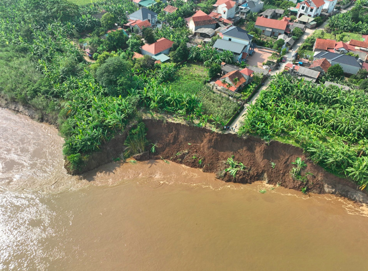 Điểm sạt lở ăn sâu vào đất trồng màu của người dân khu 12.