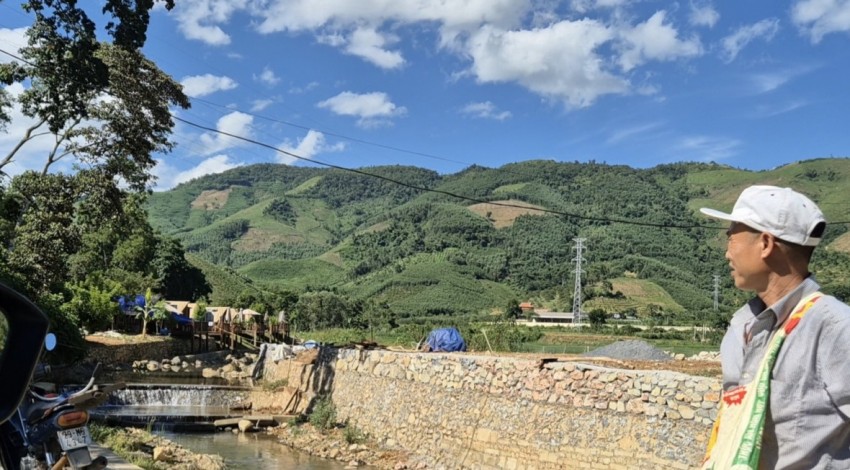 Người dân địa phương rất bức xúc về việc suối Cha bị lấn chiếm, xây dựng ngăn dòng chảy ảnh hưởng đến hoạt động canh tác lúa của người dân.