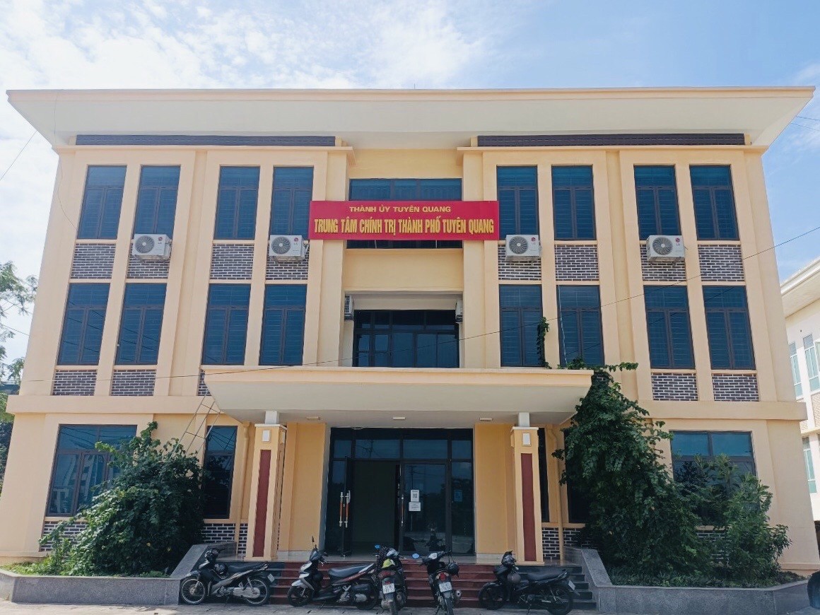 Cấp xã có trung tâm chính trị với giám đốc, phó giám đốc và giảng viên