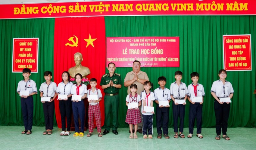 BĐBP TP Cần Thơ trao 200 suất học bổng “Nâng bước em tới trường” BĐBP TP Cần Thơ trao 200 suất học bổng “Nâng bước em tới trường”