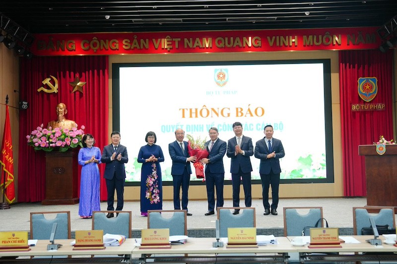 Bộ trưởng Nguyễn Hải Ninh cùng các lãnh đạo Bộ Tư pháp trao hoa chúc mừng Thứ trưởng Phan Chí Hiếu.