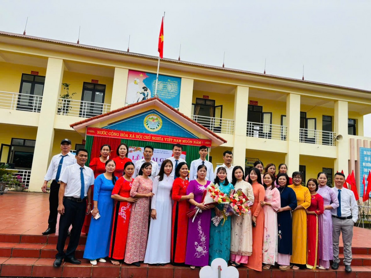 Tập thể giáo viên Trường tiểu học Mỹ Thuận 2.