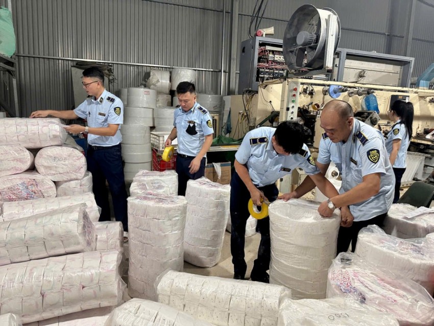Lực lượng chức năng kiểm tra cơ sở kinh doanh sản xuất hàng hóa là bỉm và băng vệ sinh giả mạo nhiều nhãn hiệu nổi tiếng. Ảnh:QLTT Lực lượng chức năng kiểm tra cơ sở kinh doanh sản xuất hàng hóa là bỉm và băng vệ sinh giả mạo nhiều nhãn hiệu nổi tiếng. Ảnh:QLTT