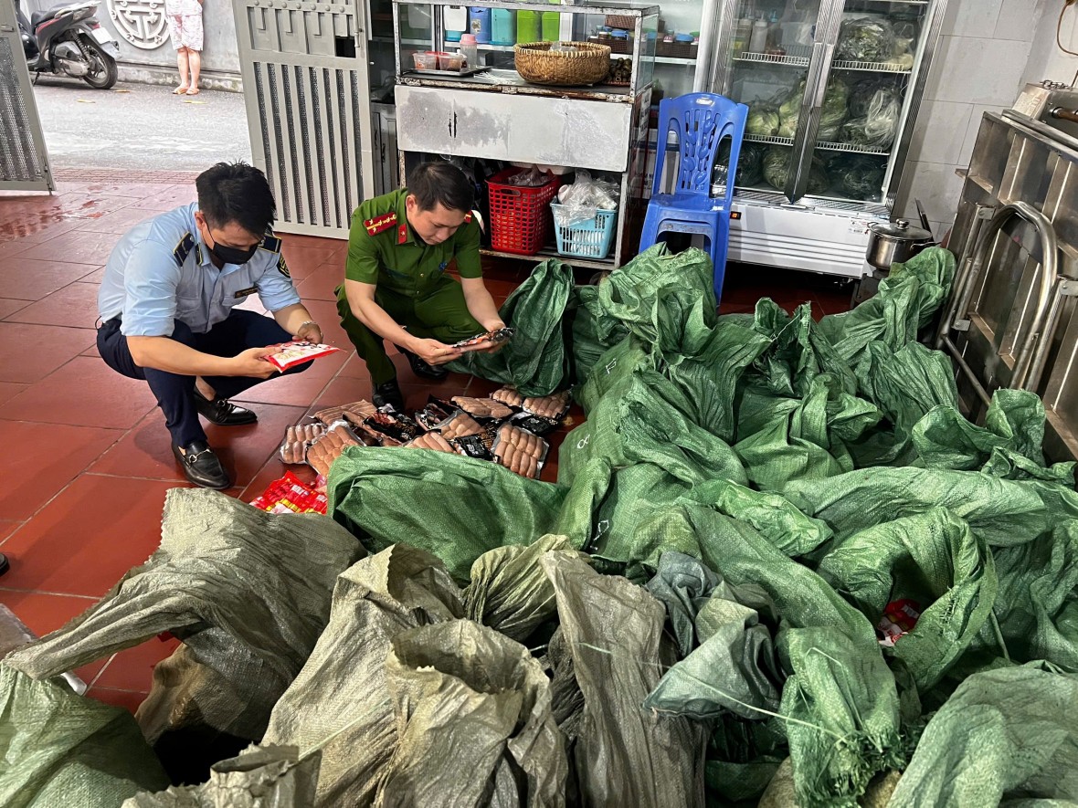 Gần 1 tấn xúc xích