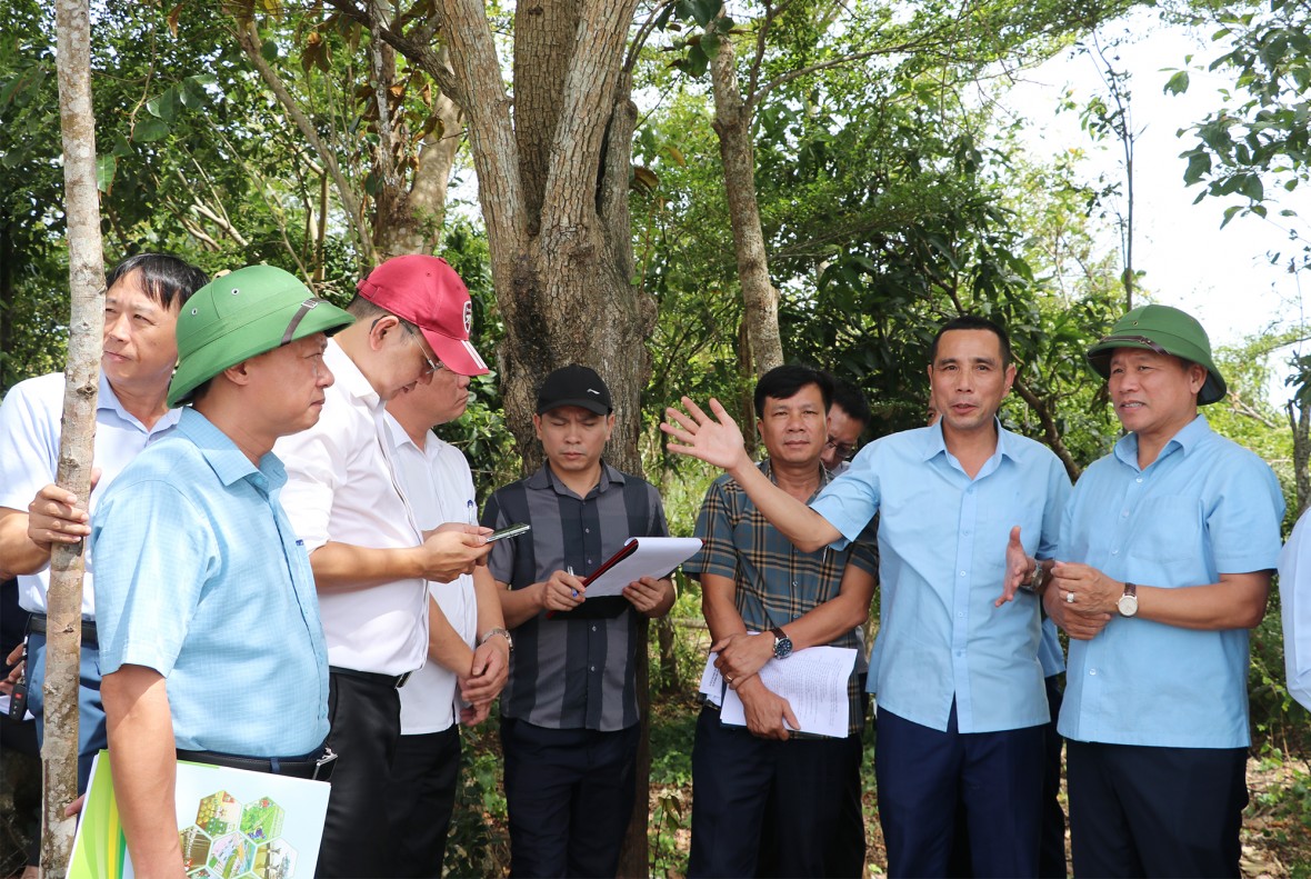 Lãnh đạo xã Minh Châu báo cáo những khó khăn, vướng mắc trong công tác GPMB dự án.