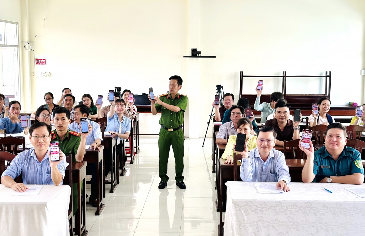 Công an Cà Mau nâng cao hiệu quả truyền thông chính sách về ANTT Công an Cà Mau nâng cao hiệu quả truyền thông chính sách về ANTT