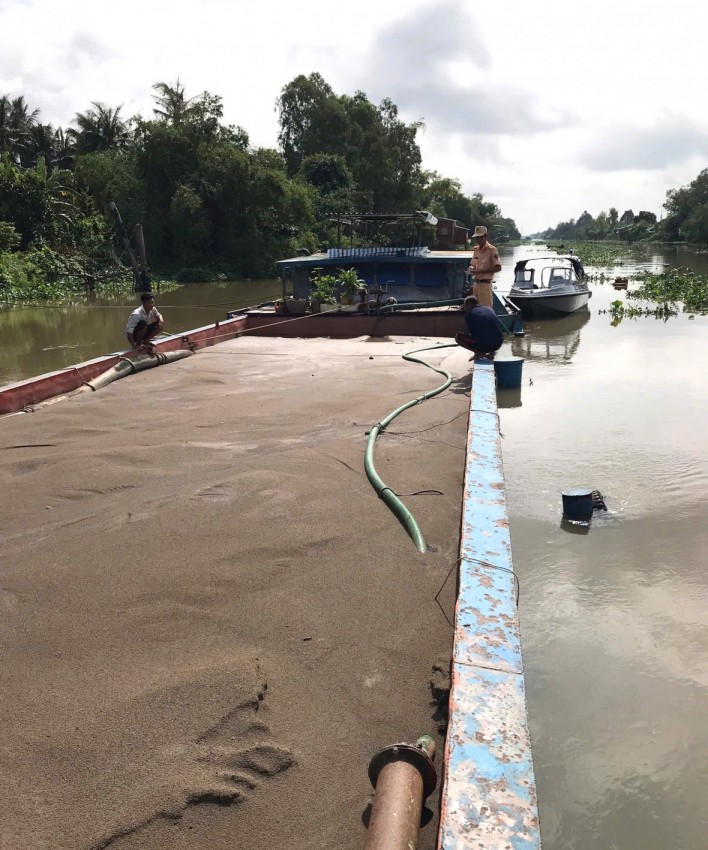 Đồng Tháp: Liên tiếp bắt giữ phương tiện vận chuyển cát trái phép trên sông