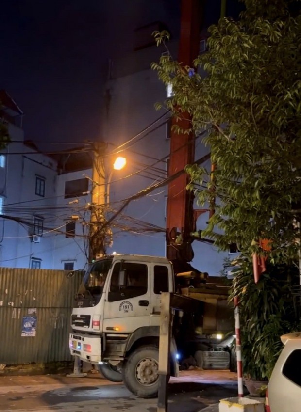 Xe bồn, xe cầu hoạt động suốt đêm ngay lối ra vào khu đất.