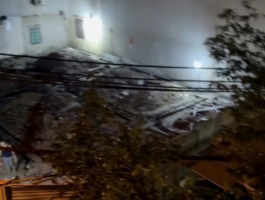 Theo người dân sinh sống trong ngõ 6 phố Trần Quốc Hoàn thuộc phường Nghĩa Đô phản ánh thì chủ sở hữu của diện tích đất này tổ chức cho công nhân thi công xây dựng từ 22h đêm đến 4h sáng hôm sau.