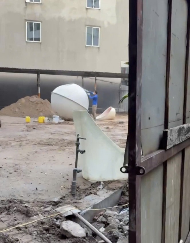 Theo người dân thì phần móng đã được đổ không được tháo dỡ trả lại nguyên trạng mà được lấp đất, lấp cát để che mắt thiên hạ.