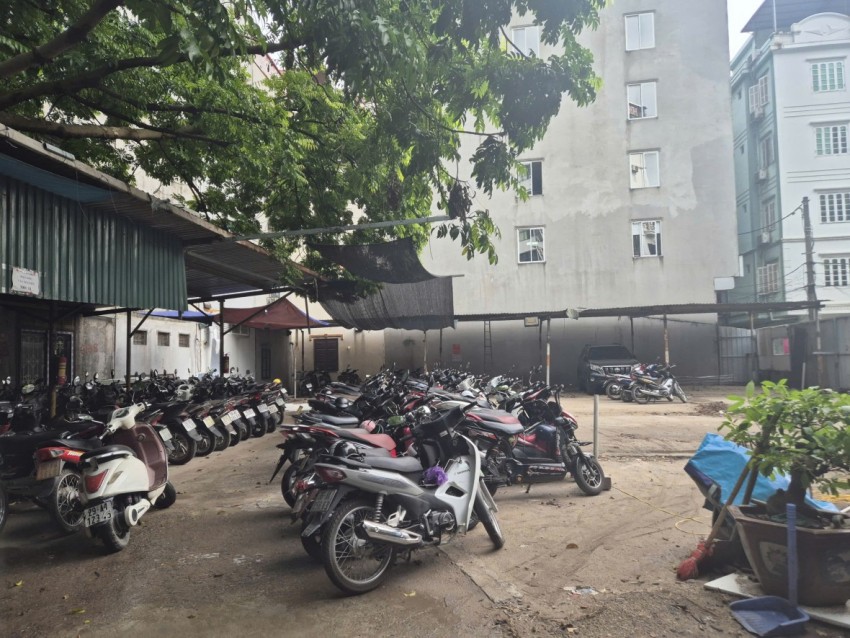 Sau khi nhận được phản ánh của phóng viên, UBND phường Nghĩa Đô đã yêu cầu ừng thi công hoàn trả lại nguyên trạng ban đầu nhưng theo phản ánh của người dân thì chỉ đổ đất, đổ cát vào để che đi phần móng đã đổ.