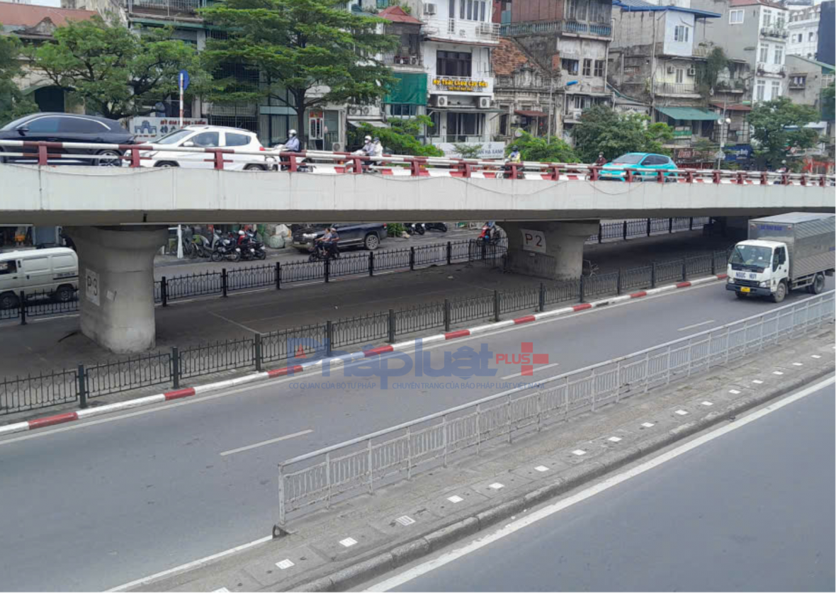 Bãi xe dưới gầm cầu Chương Dương trống trơn sau lệnh dừng hoạt động