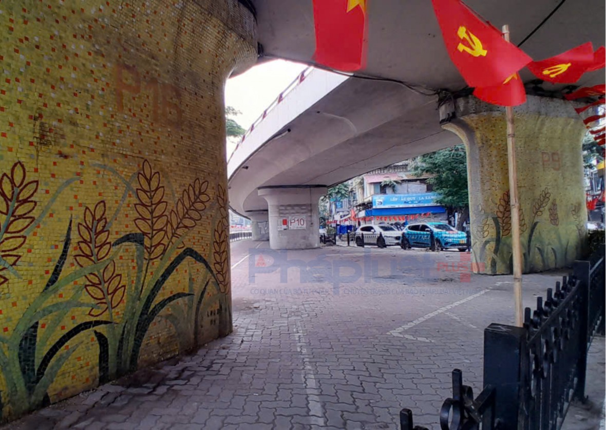 Bãi xe dưới gầm cầu Chương Dương trống trơn sau lệnh dừng hoạt động