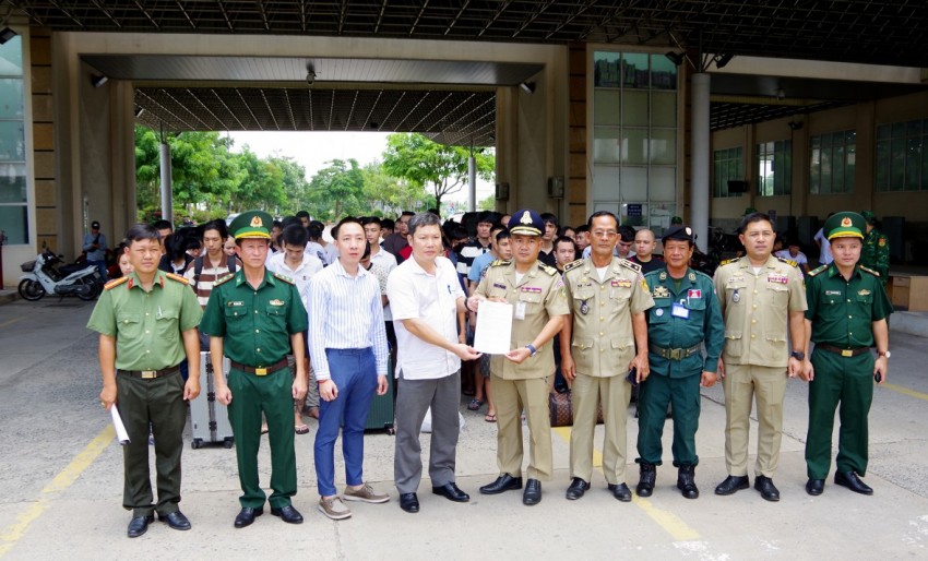 BĐBP Tây Ninh tiếp nhận 79 công dân Việt Nam phía Campuchia bàn giao