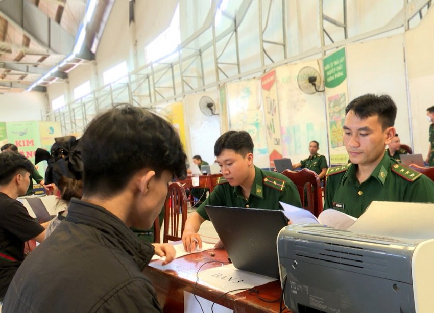 BĐBP Tây Ninh tiếp nhận 79 công dân Việt Nam phía Campuchia bàn giao