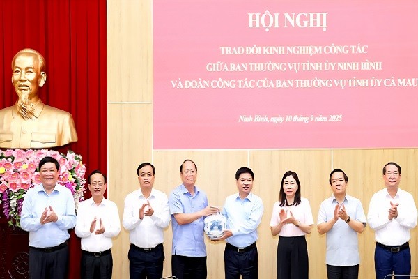 Tỉnh Ninh Bình và Cà Mau thống nhất thường xuyên trao đổi, tháo gỡ khó khăn, hợp tác phát triển