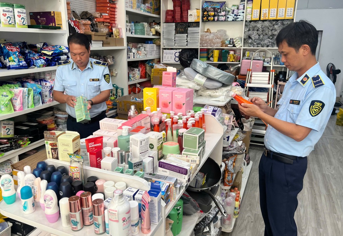 Lực lượng Đội QLTT số 9 kiểm tra cơ kinh doanh mỹ phẩm. (Ảnh: Dms)