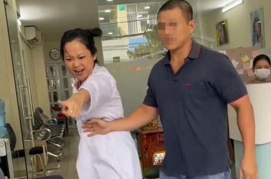 Chủ nha khoa Tuyết Chinh hành hung khách hàng tại phòng khám (Ảnh: Cắt từ clip).
