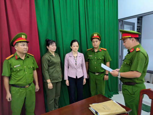 Công an đọc quyết định bắt khẩn cấp bà Chinh (Ảnh: Công an cung cấp).