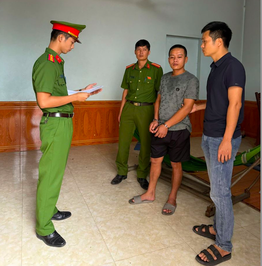 Lực lượng Công an thi hành Lệnh bắt bị can Lăng Văn Duyệt. (Ảnh: CABN)