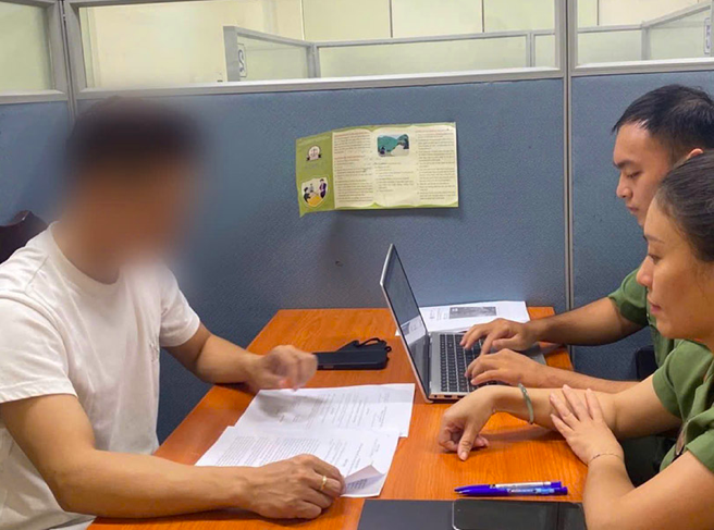 ‎Streamer Độ Mixi tại cơ quan Công an. Ảnh: Công an Hà Nội