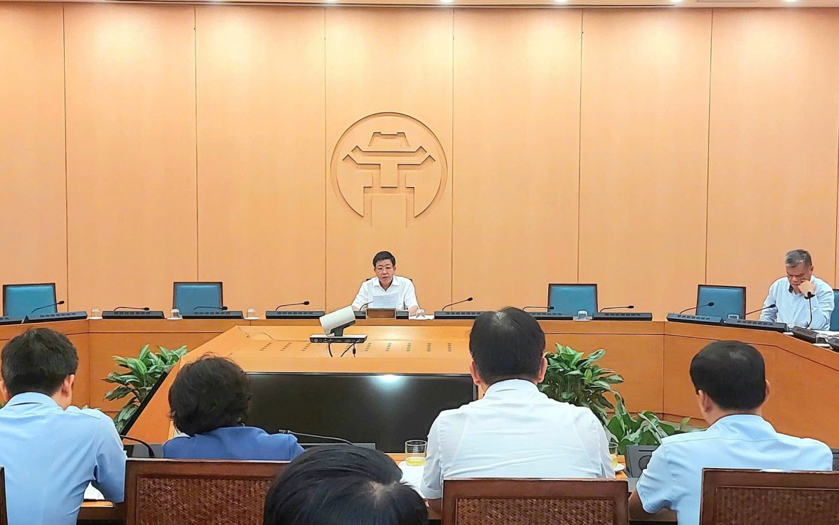 Phó Chủ tịch UBND Thành phố Dương Đức Tuấn chủ trì nghe các đơn vị báo cáo về tiến độ triển khai các dự án trọng điểm của Thành phố. (Ảnh: HanoiGov)