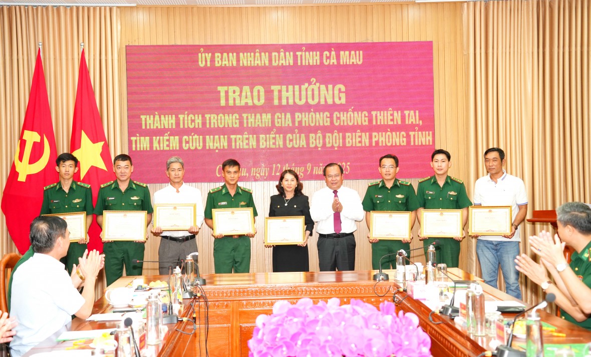 UBND tỉnh Cà Mau khen thưởng lực lượng Biên phòng và ngư dân dũng cảm cứu hộ trên biển