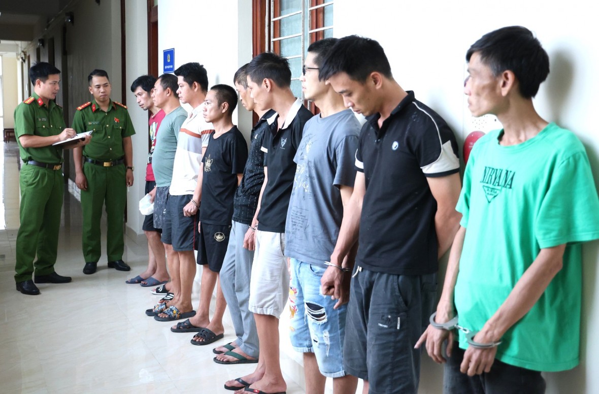 Nhóm đối tượng bị phát hiện, bắt giữ về hành vi tổ chức, sử dụng trái phép chất ma túy tại xã Nam Lý, tỉnh Ninh Bình