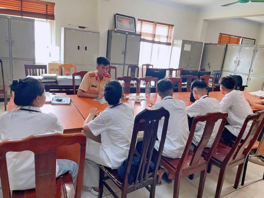 Nhóm học sinh vi phạm được mời đến cơ quan Công an làm việc..