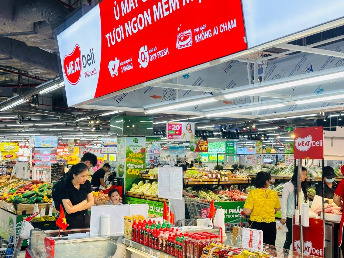 Khách hàng mua sắm mặt hàng thịt sạch MEATDeli
