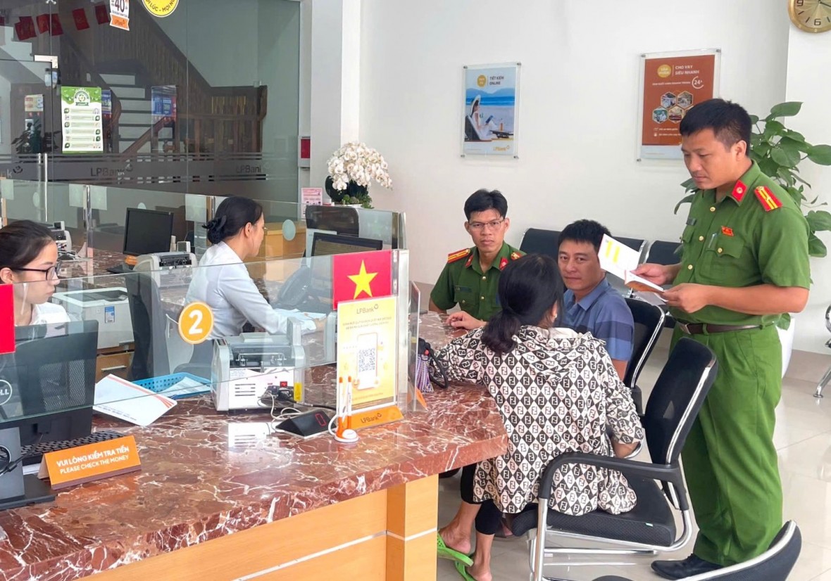 Cán bộ Công an xã Lục Nam phối hợp nhân viên ngân hàng tuyên truyền phương thức thủ đoạn lừa đảo của đối tượng cho công dân. (Ảnh: Bộ Công an) Cán bộ Công an xã Lục Nam phối hợp nhân viên ngân hàng tuyên truyền phương thức thủ đoạn lừa đảo của đối tượng cho công dân. (Ảnh: Bộ Công an)