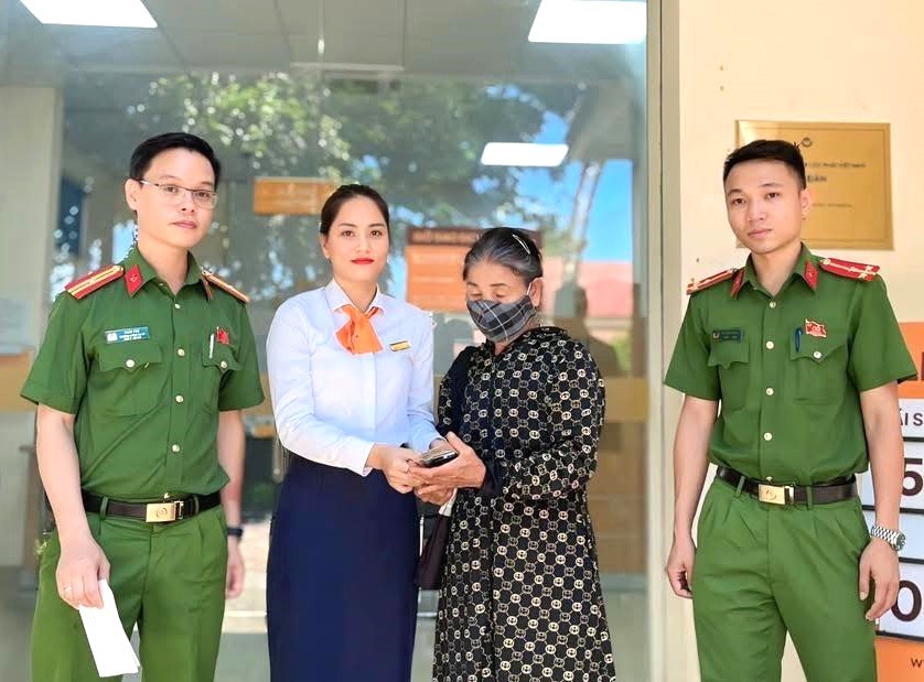 Cán bộ, chiến sĩ Công an xã Nghĩa Đàn và cán bộ Ngân hàng LPBank chi nhánh tại Nghĩa Đàn kịp thời ngăn chặn vụ việc, bảo vệ tài sản cho bà C.T.K. Cán bộ, chiến sĩ Công an xã Nghĩa Đàn và cán bộ Ngân hàng LPBank chi nhánh tại Nghĩa Đàn kịp thời ngăn chặn vụ việc, bảo vệ tài sản cho bà C.T.K.