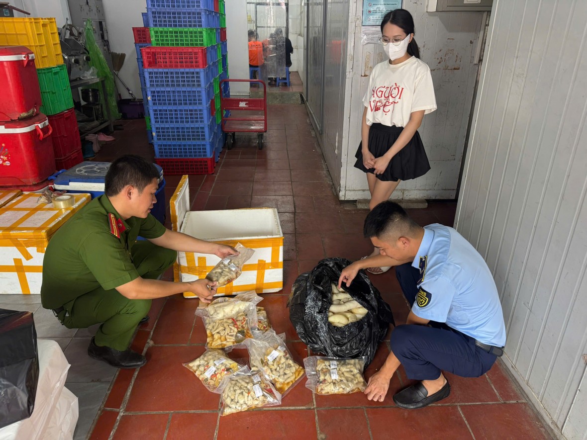 Đội QLTT số 2 TP Hà Nội tổ chức kiểm tra, kiểm soát tốt địa bàn, sẵn sàng ra quân bất kể thời gian, kể cả ngoài giờ hoặc trong những ngày nghỉ để bảo vệ quyền lợi của người tiêu dùng. Đội QLTT số 2 TP Hà Nội tổ chức kiểm tra, kiểm soát tốt địa bàn, sẵn sàng ra quân bất kể thời gian, kể cả ngoài giờ hoặc trong những ngày nghỉ để bảo vệ quyền lợi của người tiêu dùng.