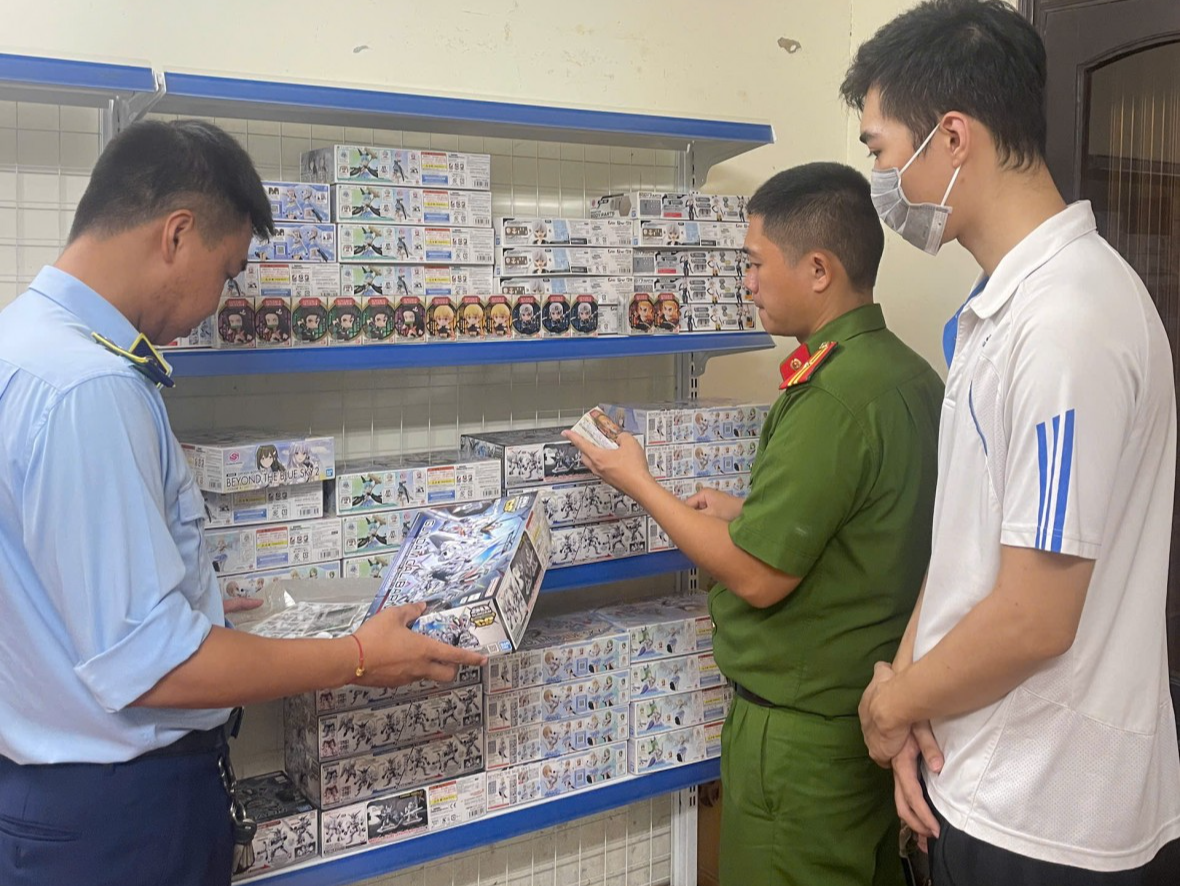 08 cơ sở kinh doanh đồ chơi trẻ em nhập lậu đã bị lực lượng QLTT TP Hà Nội phát hiện và thu giữ hàng nghìn sản phẩm. 08 cơ sở kinh doanh đồ chơi trẻ em nhập lậu đã bị lực lượng QLTT TP Hà Nội phát hiện và thu giữ hàng nghìn sản phẩm.