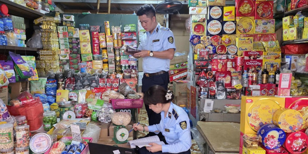 Hà Nội: Đội QLTT số 2 liên tiếp phát hiện các cơ sở kinh doanh bánh Trung thu và đồ chơi trẻ em nhập lậu Hà Nội: Đội QLTT số 2 liên tiếp phát hiện các cơ sở kinh doanh bánh Trung thu và đồ chơi trẻ em nhập lậu