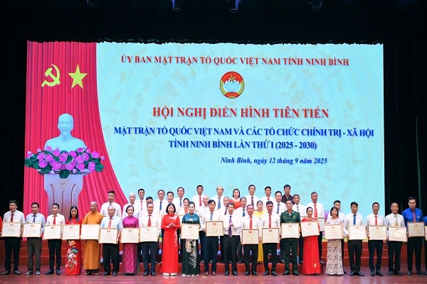 Tôn vinh những điển hình tiên tiến trong công tác MTTQ tỉnh Ninh Bình Tôn vinh những điển hình tiên tiến trong công tác MTTQ tỉnh Ninh Bình