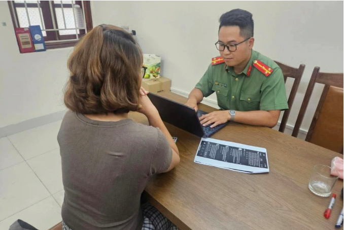 Công an làm việc với chị H. (Ảnh: Công an Hà Nội).