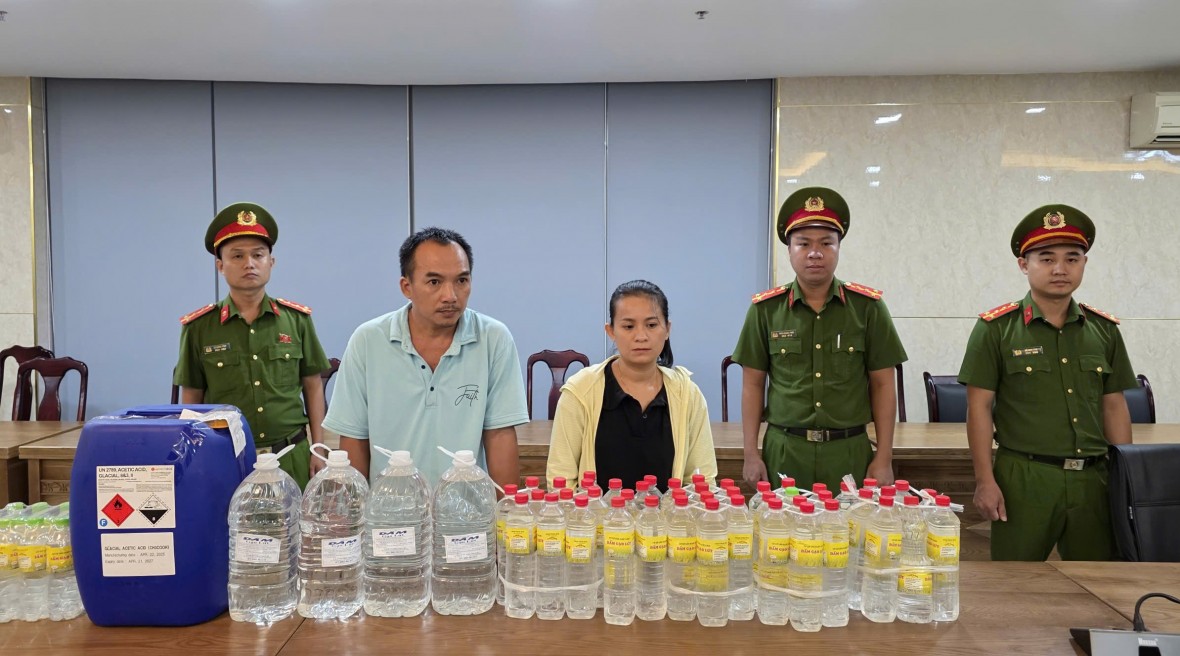 Phát hiện cơ sở sản xuất 1.000 lít giấm ăn giả từ axit pha với nước giếng khoan tại Đà Nẵng Phát hiện cơ sở sản xuất 1.000 lít giấm ăn giả từ axit pha với nước giếng khoan tại Đà Nẵng