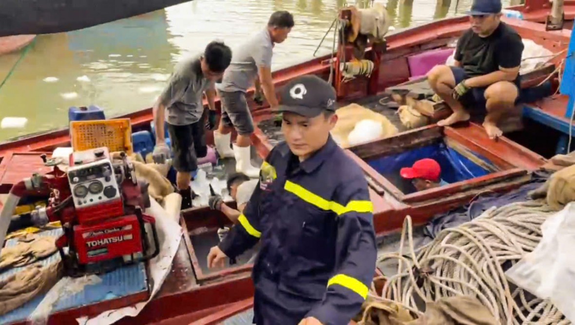 Đắk Lắk: Cảnh sát kịp thời ứng cứu tàu cá của ngư dân đang chìm trên biển